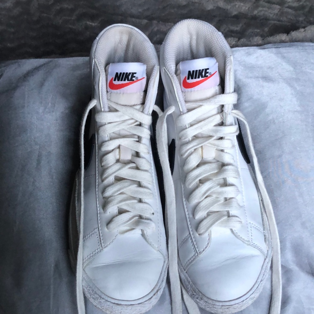 Womens size 5 white Nike blazers